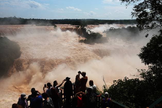 Bilder des Jahres 2023, News 10 Oktober News Themen der Woche KW43 FOZ DO IGUAÇU, PR - 29.10.2023: VAZÃO CATARATAS - Due to the heavy rains that hit the southern region of the country, the water flow at the Iguaçu Falls? located in the city of Foz do Iguaçu - western Paraná, arrived this Sunday 29th, at 20 million and 500 thousand liters of water per second. The normal average is 1 million and 500 thousand liters of water per second. As a safety measure, the walkway that gives access to the Garganta do Diabo viewpoint had part of its protection rail removed and remains closed. x2454320x  ChristianxRizzi