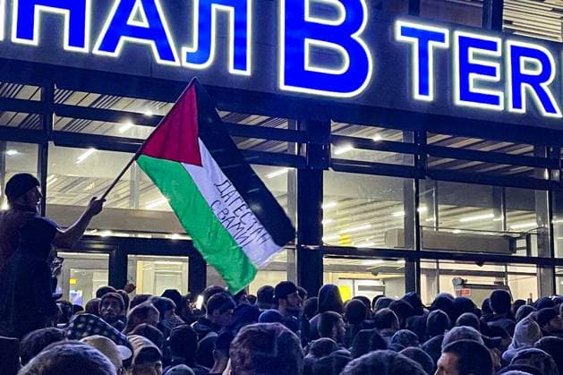 News Themen der Woche KW43 Machatschkala, Menschenmenge in Dagestan stÃ¼rmt Flughafen nach Ankunft eines Fluges aus Israel RUSSIA, REPUBLIC OF DAGESTAN - OCTOBER 29, 2023: A local man waves a Palestinian flag with a message reading Dagestan Stands By You during a pro-Palestinian rally at the Makhachkala Airport after the arrival of a scheduled flight from Tel Aviv. Ramazan Rashidov TASS  64125597