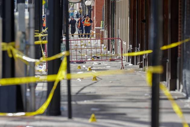 Bilder des Jahres 2023, News 10 Oktober News Themen der Woche KW43 October 29, 2023, Ybor City, Florida, USA: Evidence markers are seen as Tampa police investigators process the scene of a shooting that left two dead and 18 injured along 7th ave on Sunday, Oct. 29, 2023 in Ybor City. Ybor City USA - ZUMAs70_ 20231029_zan_s70_057 Copyright: xLuisxSantanax