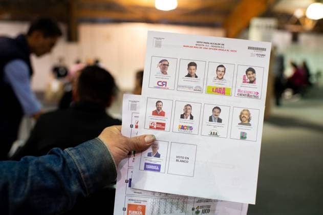 News Themen der Woche KW43 October 29, 2023, Bogota, Cundinamarca, Colombia: A person holds and empty ballot for Bogota s mayor elections during Colombia s regional elections to choose the new Mayors, Governors and Council Members for the cities, in Bogota, Colombia, October 29, 2023. Bogota Colombia - ZUMAvp1_ 20231029_zia_vp1_051 Copyright: xChepaxBeltranx