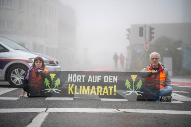News Themen der Woche KW44 Bilder des Jahres 2023, News 10 Oktober News Bilder des Tages St. Pölten, Österreich. 30 Oktober 2023. Mitglieder der Letzten Generation Österreich blockieren den morgendlichen Frühverkehr in der Hauptstadt von Niederösterreich um mehr Klimaschutz der Niederösterreichischen Landesregierung einzufordern. *** St Pölten, Austria 30 October 2023 Members of the Last Generation Austria block the early morning traffic in the capital of Lower Austria to demand more climate protection of the Lower Austrian government