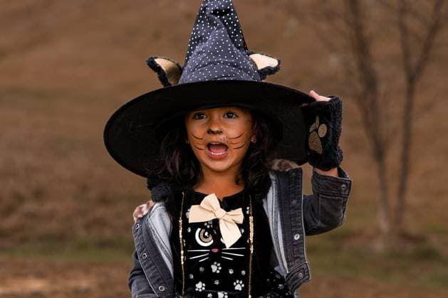 Little girl dressed up as a cat with a cat hat Alexandria, Kentucky, United States CR_EYFM231026-1275845-01 ,model released, Symbolfoto