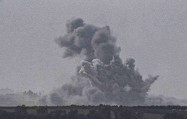 Bilder des Jahres 2023, News 10 Oktober (231030) -- SDEROT, Oct. 30, 2023 -- Smoke rises from the northern Gaza Strip after Israeli airstrikes, as seen from Israel s border with Gaza Oct. 29, 2023. In 23 days, at least 8,005 Palestinians, including 3,342 children, 2,062 women, and 460 elderly people, have lost their lives in the Israeli airstrikes, according to the Palestinian health authorities in Gaza. ) (FOCUS) MIDEAST-PALESTINIAN-ISRAELI CONFLICT ChenxJunqing 