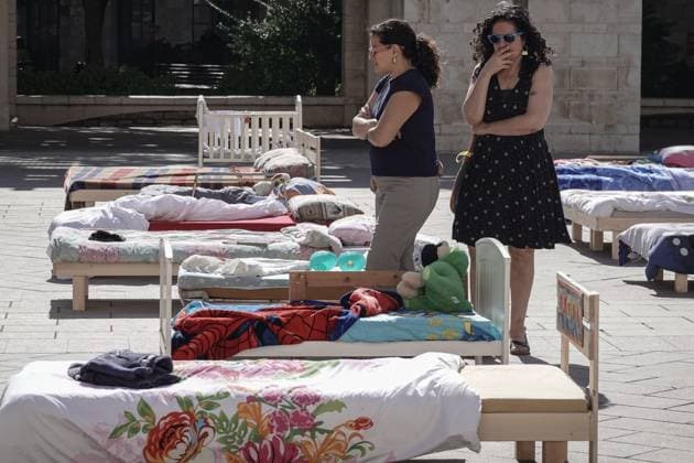 Bilder des Jahres 2023, News 10 Oktober News Bilder des Tages October 30, 2023, Jerusalem, Israel: An installation at JerusalemÃ¢â‚¬â ¢s Safra Square portrays 230 beds, empty since 7th October, 2023, in solidarity with the now estimated 230 hostages in the hands of Hamas of the Gaza Strip and their families. Israel is engaged in a war with Hamas of the Gaza Strip following massive rocket fire from the Gaza Strip into Israel, infiltration of gunmen into Israeli territory, massacre of civilian women and children in their homes and hostage taking of civilians and soldiers. 350,000 reservists have been deployed, the Israel Air Force is massively bombing Gaza and ground forces are taking part in incursions into the Gaza Strip. Jerusalem Israel - ZUMAa126 20231030_zap_a126_013 Copyright: xNirxAlonx