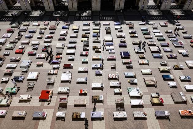 News Themen der Woche KW44 News Bilder des Tages October 30, 2023, Jerusalem, Israel: An installation at JerusalemÃ¢â‚¬â ¢s Safra Square portrays 230 beds, empty since 7th October, 2023, in solidarity with the now estimated 230 hostages in the hands of Hamas of the Gaza Strip and their families. Israel is engaged in a war with Hamas of the Gaza Strip following massive rocket fire from the Gaza Strip into Israel, infiltration of gunmen into Israeli territory, massacre of civilian women and children in their homes and hostage taking of civilians and soldiers. 350,000 reservists have been deployed, the Israel Air Force is massively bombing Gaza and ground forces are taking part in incursions into the Gaza Strip. Jerusalem Israel - ZUMAa126 20231030_zap_a126_015 Copyright: xNirxAlonx