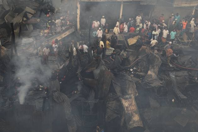 News Themen der Woche KW44 Bilder des Jahres 2023, News 10 Oktober News Bilder des Tages October 30, 2023: Traders arrive to inspect their loss after a fire that broke out Baburhat,Narsingdi on October 30, 2023, which is one of the biggest textile wholesale market in Bangladesh. - ZUMAr140 20231030_zap_r140_016 Copyright: xAnikxRahmanx