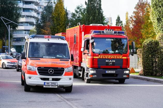 Feuerwehr und Notarzt, Symbolfotos Hamburg Unfall auf Baustelle in der Hafencity Hamburg, 30.10.2023 Themenfoto: Auto der Feuerwehr Hamburg Unfall auf Baustelle in der Hafencity Hamburg, 30.10.2023 *** Hamburg Accident on construction site in the Hafencity Hamburg, 30 10 2023 Topic Photo Car of the Hamburg Fire Department Accident on construction site in the Hafencity Hamburg, 30 10 2023 Copyright: xEibner-Pressefoto MarcelxvonxFehrnx EP_MFN