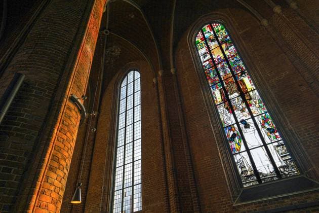 Bilder des Jahres 2023, News 10 Oktober News Bilder des Tages In der evangelischen Marktkirche in Hannover sind die Arbeiten fuer den Einbau des mehr als 13 Meter hohen Reformationsfensters vollstaendig abgeschlossen (Foto vom 30.10.2023). Handwerker entfernten am Montag die riesige Plastikplane, die das Kircheninnere bislang vor Baustaub geschuetzt hatte. Das umstrittene Kunstwerk von Markus Luepertz ist nun komplett sichtbar. Von aussen ist es durch Sicherheitsglas geschuetzt. Das Fenster soll am Reformationstag (31. Oktober) mit einem Gottesdienst und einem Festakt eingeweiht werden. Die Kosten stiegen im Laufe von sieben Jahren auf 208.000 Euro. (Siehe epd-Bericht vom 30.10.2023) *** Local Caption *** 00494288 EDITORIAL USE ONLY *** Work on the installation of the more than 13-meter-high Reformat Copyright: epd-bild JensxSchulze epd-Reformationsfenster6-kopieren