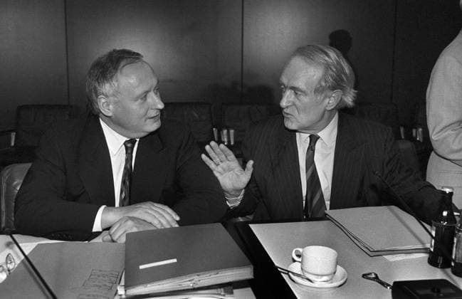 Deutschland, Bonn, 17.05.1993 Archiv.: 40-35-04 SPD-Praesidiumssitzung Foto: Oskar Lafontaine und SPD-Vorsitzender Johannes Rau SPD-Praesidiumssitzung *** Germany, Bonn, 17 05 1993 archive 40 35 04 SPD presidium meeting photo Oskar Lafontaine and SPD chairman Johannes Rau SPD presidium meeting
