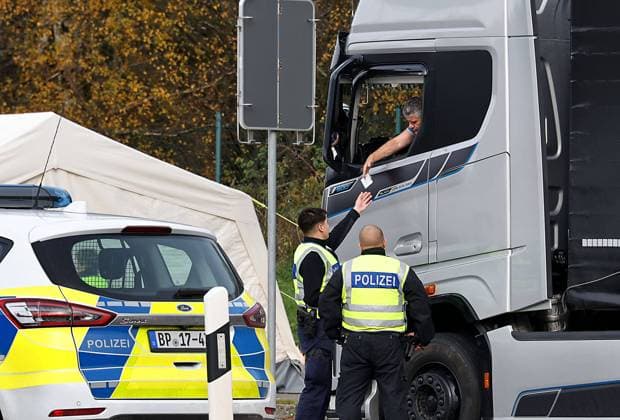 Grenzkontrolle 30.10.2023, Grenzübergang , B 174 bei Reitzenhain nach Tschechien, auch am heutigen Montag kontrolliert die Bundespolizei den Einreiseverkehr nach Deutschland Sachsen. Stau an der Grenze ist kaum zu beobachten. Die Kontrollen erfolgen zügig und sehr professionell. Provisorische Beleuchtungsanlage und beheizbare Zelte vom THW erleichtern die nächtlichen Kontrollen bei den doch herbstlichen Temperaturen, die Nachts schnell unter Null Grad fallen können. Chemnitz Sachsen BRD *** Border control 30 10 2023, border crossing , B 174 near Reitzenhain to the Czech Republic, also today, Monday, the Federal Police controls the entry traffic to Germany Saxony traffic jam at the border is hardly observed The controls are carried out