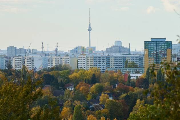 Berlin im Herbstwetter Die berliner Skyline im Herbst mit dem Fernsehturm am 30.10.2023 in Berlin. Berlin Berlin Deutschland *** Berlin in autumn weather The berlin skyline in autumn with the television tower on 30 10 2023 in Berlin Berlin Germany