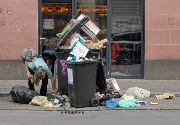 Straßenszene, Drogenabhängiger wühlt im Müll, Taunusstraße, Bahnhofsviertel, Frankfurt, Hessen, Deutschland *** Street scene, drug addict rummaging through garbage, Taunusstraße, Bahnhofsviertel, Frankfurt, Hesse, Germany