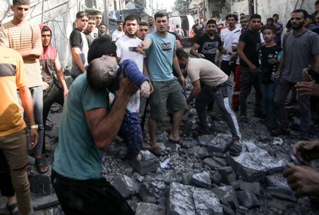 News Themen der Woche KW44 News Bilder des Tages Palestinian baby eight-month-old Sila Abu Amsha is rescued from under a collapsed home following an Israeli air strike in Rafah, in the southern Gaza Strip, on Monday, on October 30, 2023. Israeli strike continuing on Gaza smidst severe Siege. The Palestinian Ministry of Health said that more than 8000 Palestinians have been killed in Gaza in Israeli attacks since October 7, including about 4000 ,children and about 2000, women.  GAZ2023103038 IsmaelxMohamad