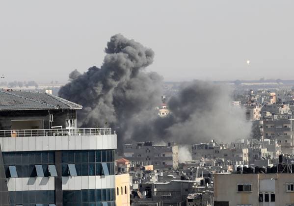 News Themen der Woche KW44 News Bilder des Tages Smoke and dust rise following an Israeli air strike in Rafah, in the southern Gaza Strip, on Monday, on October 30, 2023. Israeli strike continuing on Gaza smidst severe Siege. The Palestinian Ministry of Health said that more than 8000 Palestinians have been killed in Gaza in Israeli attacks since October 7, including about 4000 ,children and about 2000, women.  GAZ2023103034r IsmaelxMohamad