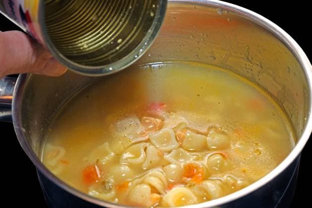 Convenience-Produkte und Gesundheit BEARBEITET: Nudelsuppe als Fertiggericht aus der Dose zum Verzehr ohne Aufwand *** Convenience products and health BEARBEITET noodle soup as a ready meal from the can to eat without effort.