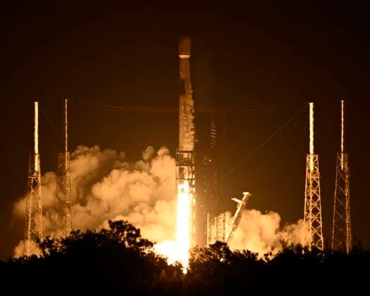 News Themen der Woche KW44 News Bilder des Tages A SpaceX Falcon 9 rocket launches Starlink satellites on mission 6-25 at 7:20 PM from Launch Complex 40 at the Cape Canaveral Space Force Station, Florida on Monday, October 30, 2023. .  CCP20231030005 JOExMARINO