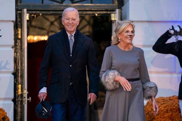 News Themen der Woche KW44 Bilder des Jahres 2023, News 10 Oktober Entertainment Bilder des Tages October 30, 2023, Washington, District of Columbia, USA: United States President Joe Biden and first lady Dr. Jill Biden emerge to host a Halloween trick-or-treat event for local public school students and military-connected families on the South Lawn of the White House in Washington, DC on Monday, October 30, 2023 Washington USA - ZUMAs152 20231030_faa_s152_108 Copyright: xBonniexCashx-xPoolxviaxCNPx