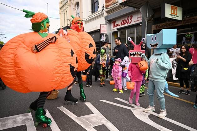 Bilder des Jahres 2023, News 10 Oktober 2023 HALLOWEEN MELBOURNE, People wear costumes during Halloween celebrations at Yarraville Village in Melbourne, Tuesday, October 31, 2023. ( NO ARCHIVING, EDITORIAL USE ONLY, NO USE IN BOOKS WITHOUT CONSENT MELBOURNE VICTORIA AUSTRALIA  Copyright: xJOELxCARRETTx 20231031001858733188