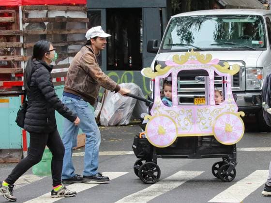 Entertainment Themen der Woche KW44 Joe Jonas with his daughters Willa and Delphine run errands. Featuring: Joe Jonas with his daughters Willa and Delphine Where: New York, New York, United States When: 30 Oct 2023 Credit: BauerGriffin INSTARimages EDITORIAL USE ONLY. NOT FOR USE BY NEWSPAPERS BASED IN THE UK. Copyright: xIgnatx 53167914