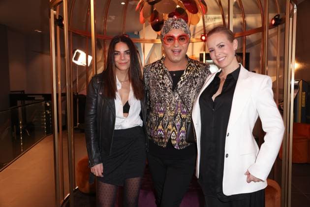 Entertainment Themen der Woche KW44 Lilli Hollunder, Julian Stoeckel und Isabel Edvardsson, Eröffnungsparty vom Nyx Hotel am 30.10.2023 in Hamburg-Hammerbrook, der Name Nyx kommt aus dem griechischen und bedeutet Göttin der Nacht, die Nyx Hotels gehören zur Leonardo Hotelkette *** Lilli Hollunder, Julian Stoeckel and Isabel Edvardsson, opening party of the Nyx Hotel on 30 10 2023 in Hamburg Hammerbrook, the name Nyx comes from the Greek and means goddess of the night, the Nyx Hotels belong to the Leonardo Hotel Chain