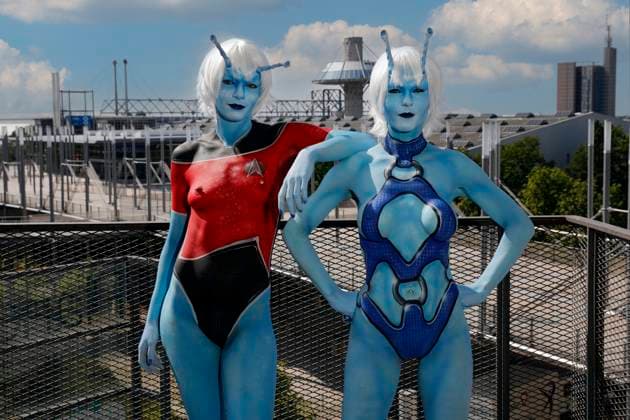Aus dem FARBKÖRPER Kalender 2024 - Geek Art-Bodypainting und Transformaking: Star Trek Photoshooting mit RenÃ e-Claire Meinhold und Julia als Andorianer an der Expo Plaza in Hannover. Ein Projekt des Fotografen Tschiponnique Skupin und des Bodypainters und Transformakers Enrico Lein