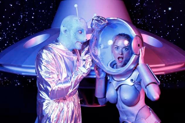 Aus dem FARBKÖRPER Kalender 2024 - Geek Art-Bodypainting und Transformaking: UFO Photoshooting mit Daniela Buchholz als Space Girl und Enrico Lein als Außerirdischer mit einem UFO im Filmwelt Center in Bad Münder. Ein Projekt des Fotografen Tschiponnique Skupin und des Bodypainters und Transformakers Enrico Lein