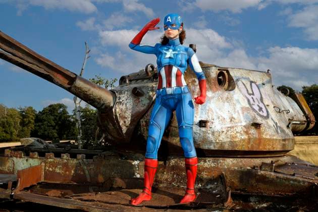 Aus dem FARBKÖRPER Kalender 2024 - Geek Art-Bodypainting und Transformaking: Captain America Photoshooting mit Lena auf einem Truppenübungsplatz in Langenhagen. Ein Projekt des Fotografen Tschiponnique Skupin und des Bodypainters und Transformakers Enrico Lein