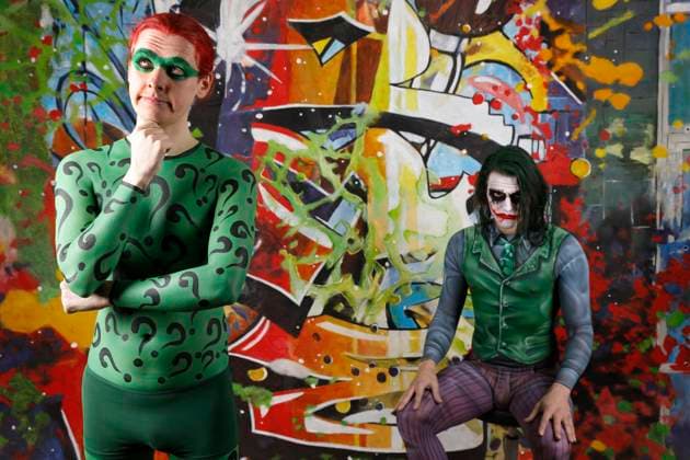 Aus dem FARBKÖRPER Kalender 2024 - Geek Art-Bodypainting und Transformaking: Joker meets Riddler Photoshooting mit Patrick Kiel als Joker und Paul Skupin als Riddler im Atelier Düsterwald in Hameln. Ein Projekt des Fotografen Tschiponnique Skupin und des Bodypainters und Transformakers Enrico Lein
