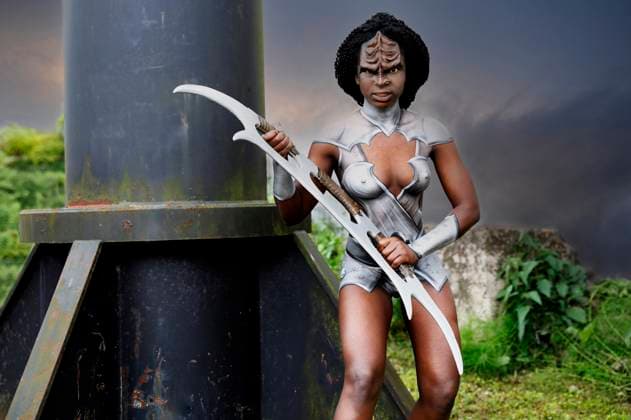 Aus dem FARBKÖRPER Kalender 2024 - Geek Art-Bodypainting und Transformaking: Klingonen Photoshooting mit Model ClÃ mentine Hoegnifio beim Filmwelt Center in Bad Münder. Ein Projekt des Fotografen Tschiponnique Skupin und des Bodypainters und Transformakers Enrico Lein