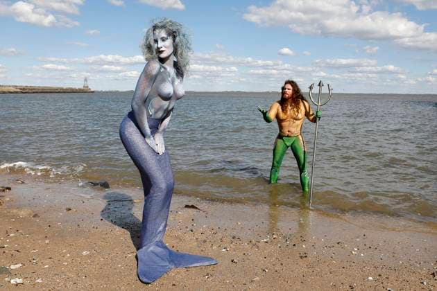 Aus dem FARBKÖRPER Kalender 2024 - Geek Art-Bodypainting und Transformaking: Aquaman und Nixe Photoshooting mit Grave Artist und Janina am Jadebusen in Wilhelmshaven. Ein Projekt des Fotografen Tschiponnique Skupin und des Bodypainters und Transformakers Enrico Lein