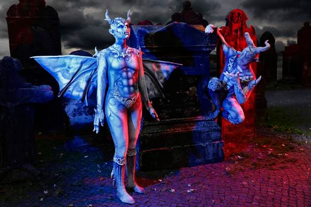 Aus dem FARBKÖRPER Kalender 2024 - Geek Art-Bodypainting und Transformaking: Gargoyle Photoshooting mit Enrico Lein und Marlena Wieland an der Nikolaikapelle auf dem Nikolaifriedhof in Hannover. Ein Projekt des Fotografen Tschiponnique Skupin und des Bodypainters und Transformakers Enrico Lein