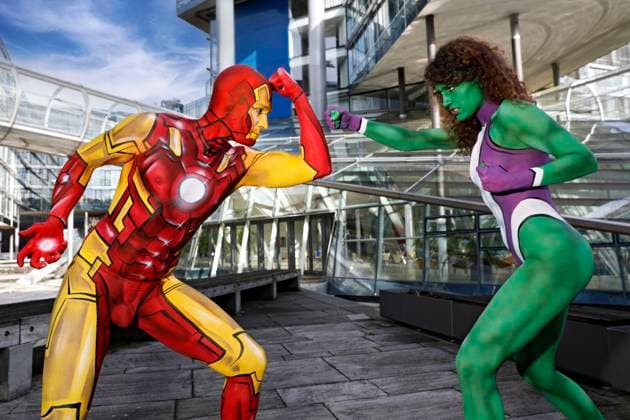Aus dem FARBKÖRPER Kalender 2024 - Geek Art-Bodypainting und Transformaking: She-Hulk und Iron Man Photoshooting mit Lena als She-Hulk und Patrick als Iron Man am Aegi in Hannover. Ein Projekt des Fotografen Tschiponnique Skupin und des Bodypainters und Transformakers Enrico Lein