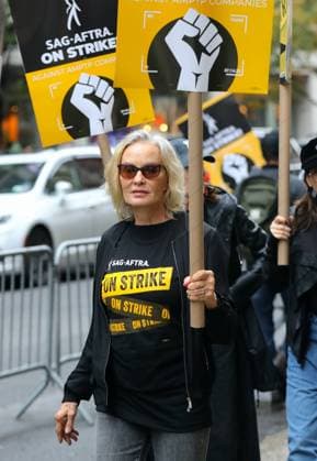 Entertainment Themen der Woche KW44 Celebrities on the SAG-AFTRA picket line outside the Netflix Building in New York City Featuring: Jessica Lange Where: New York, United States When: 30 Oct 2023 Credit: Jose Perez INSTARimages EDITORIAL USE ONLY. NOT FOR USE BY NEWSPAPERS BASED IN THE UK. Copyright: xx 53168138