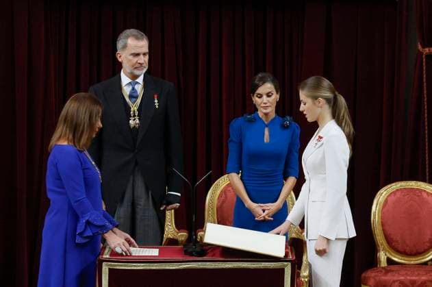 Entertainment Themen der Woche KW44 Entertainment Bilder des Tages MADRID, 31 10 2023.- La princesa Leonor (d) jura la Constitución ante la presidenta del Congreso, Francina Armengol (i), y los reyes de Espana, Felipe VI y Letizia, en el día de su 18 cumpleanos, este martes en el Congreso de los Diputados, en una ceremonia que representa el hito más importante de su trayectoria institucional y pavimenta el camino para que algún día se convierta en reina. EFE Ballesteros POOL Cordon Press *** MADRID, 31 10 2023 Princess Leonor d swears the Constitution before the President of Congress, Francina Armengol i , and the King and Queen of Spain, Felipe VI and Letizia, on the day of her 18th birthday, this Tuesday in the Congress of Deputies, in a ceremony that represents the most important milestone in her ins  Ballesteros ESPAÑA PRINCESA LEONOR