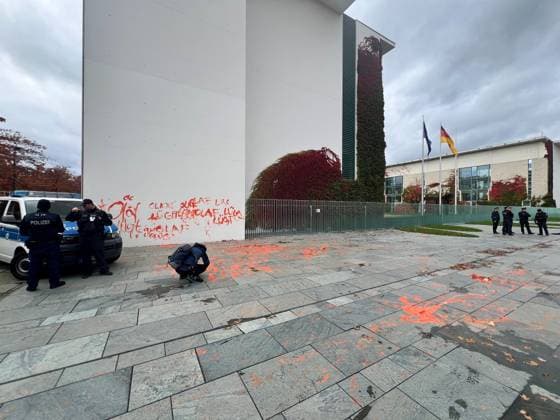 News Themen der Woche KW44 News Bilder des Tages Klimaaktivisten besprühen in Berlin am Dienstag (31.10.2023) das Bundeskanzleramt und werden sofort von der Polizei festgenommen. *** Climate activists spray the Federal Chancellery in Berlin on Tuesday 31 10 2023 and are immediately arrested by police bub