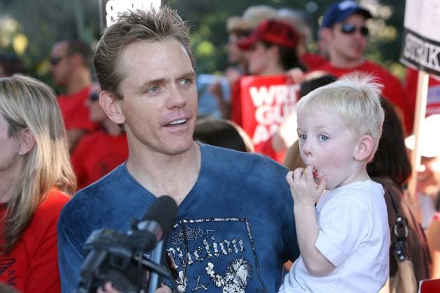 Christopher Titus shows his support for the writer s strike in front of Universal Studios 18562, LOS ANGELES, CALIFORNIA, Tuesday November 13, 2007, Comedian Sarah Silverman, actors Bill Paxton, Joshua Jackson, Zachary Levi, Ben Stiller, Matthew Perry, Seth Green, Christopher Titus, Marg Helgenberger and Minnie Driver and Felicity Huffman show their support for the writer s strike in front of Universal Studios. Writers are striking after failing to reach an agreement in payments from shows offered on the Internet and DVD sales.Photograph: Andrade, Breeden PacificCoastNews.com, UK OFFICE: +44 131 225 3333 3322 US OFFICE, Credit:Andrade, Breeden PacificCoastNews.com Avalon USA  Copyright: xAndrade,xBreedenxPacificCoastNews.comx xAvalonx 0523311095
