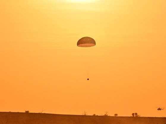 News Themen der Woche KW44 News Bilder des Tages (231031) -- DONGFENG LANDING SITE, Oct. 31, 2023 -- The return capsule of the Shenzhou-16 manned spaceship touches down at the Dongfeng landing site in north China s Inner Mongolia Autonomous Region, Oct. 31, 2023. ) (EyesonSci) CHINA-SHENZHOU-16-RETURN (CN) RenxJunchuan 