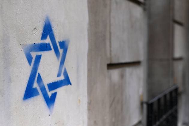 News Themen der Woche KW44 News Bilder des Tages - Antisemitic tags representing Stars of David - 31 10 2023 - France Ile-de-France (region) Paris - Residents of the 14th arrondissement of Paris woke up with antisemitic tags depicting Stars of David on October 31, 2023.  JulienxMattiax xLexPictorium LePictorium_0285969