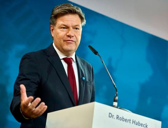 Industriekonferenz 2023: Bundeswirtschaftsminister Robert Habeck (B90 Die Grünen) Europa, Deutschland, Berlin, 31.10.2023: Industriekonferenz 2023 - Beginn der Pressekonferenz - Bundeswirtschaftsminister Robert Habeck (B90 Die Grünen) . Industriekonferenz 2023 mit hochrangigen Akteurinnen und Akteuren aus dem In- und Ausland, aus Industrie, Wirtschaft, Arbeitgeberverbänden, Gewerkschaften und Politik . Gesprächsthemen sind die Herausforderungen fuÌˆr die Transformation und aktuelle industriepolitische Entwicklungen. Im Vordergrund stehen die Handlungsfelder Wettbewerbsfähigkeit, Klimaschutz, Lieferketten, Rohstoffversorgung, SchluÌˆsseltechnologien und Digitalisierung. *** Industry Conference 2023 Federal Minister of Economics Rob