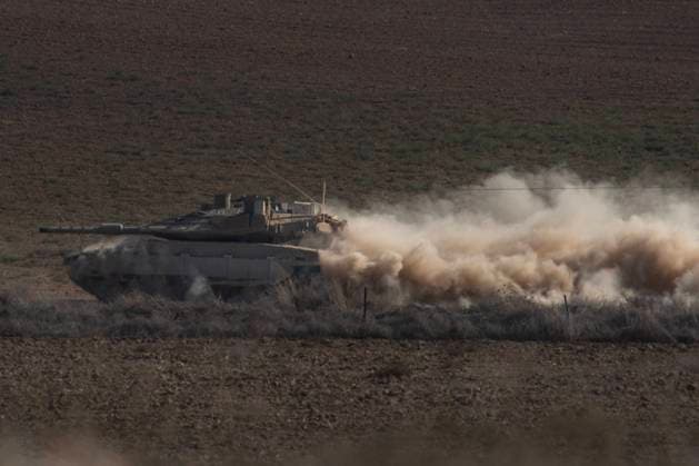 News Themen der Woche KW44 An Israeli tank kicks up dust as it moves inside southern Israel near the border with the Gaza Strip on October 31, 2023. Israeli forces continue to fight inside the Gaza Strip with air strikes and artillery continuing to fire into Gaza.  ISR2023103104 JimxHollander