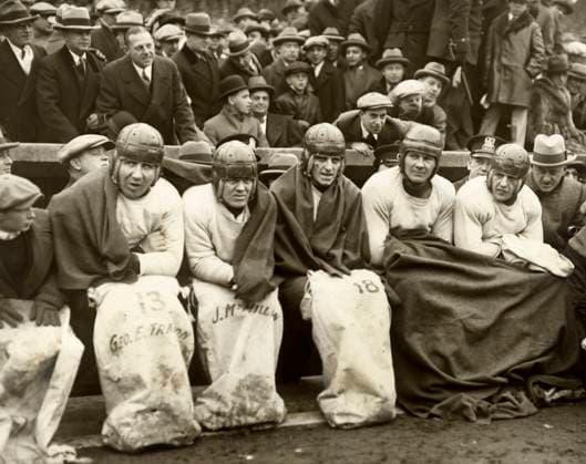 George Trafton (left), Jim McMillen (2nd left), Don Murry (center), Red Grange (right), Chicago Bears, National Football League, Underwood & Underwood, 1925  Copyright: xCircaxImagesx ghi-circa12034