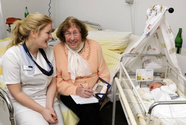 RECORD DATE NOT STATED Felicitas Kapteina *** NUR FÜR REDAKTIONELLE ZWECKE *** EDITORIAL USE ONLY ***Felicitas Kapteina beim Interview mit einer Schwesterschülerin im Elisabeth Krankenhaus bei der Berichterstattung über das Neujahrsbaby. Das Bild zeigt Fee am Samstag 1.1.2011. Felicitas Kapteina 87 beim Interview mit einer Schwesterschülerin (Carolin) im Elisabeth Krankenhaus bei der Berichterstattung über das Neujahrsbaby. Das Bild zeigt Fee am Samstag 1.1.2011. Deutschland NRW Essen Copyright: MÜLLER,xOliver *** Felicitas Kapteina FOR EDITORIAL PURPOSES ONLY EDITORIAL USE ONLY Felicitas Kapteina interviewing a nursing student at Elisabeth Hospital while covering the New Years baby The picture shows Fee on Saturday 1 1 2011 Felicitas Kapteina 87 int Copyright: MÜLLER,xOliver docnrwhugopicture35908329 ,EDITORIAL USE ONLY