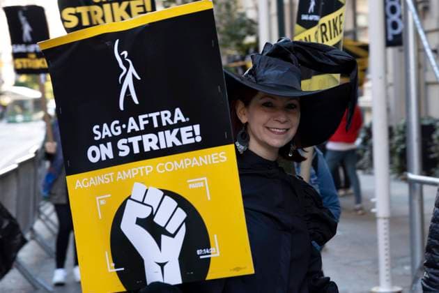 October 31, 2023, New York, New York, USA: SAG-AFTRA Solidarity Screamfest picket at Netflix Warner Bros. Discovery for Halloween. Striking SAG-AFTRA members walk the picket line carrying signs that read Ã¢â‚¬oeSAG-AFTRA on Strike! Against AMPTP Companies. New York USA - ZUMAr174 20231031_znp_r174_075 Copyright: xGinaxMxRandazzox