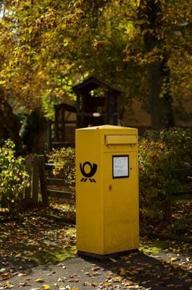  Briefkasten, Postbriefkasten, gelb, Deutsche Post, Bebenhausen, Herbst, Baden-Württemberg, Deutschland, Europa *** Mailbox, Mailbox, yellow, German Post, Bebenhausen, Autumn, Bathing Württemberg, Germany, Europe Copyright: imageBROKER/MichaelxWeber iblimw09777968.jpg