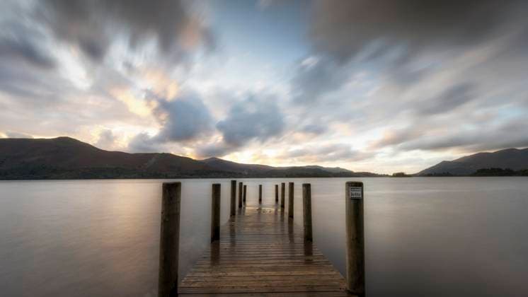 Sonnenuntergang, Derwent Water, Steg im Wasser, Lake District National Park, Cumbria, England, Großbritannien, Europa *** Sunset, Derwent Water, Steg at Water, Lake District National Park, Cumbria, England, Great Britain, Europe Copyright: imageBROKER SonjaxJordan ibxjor09779049.jpg