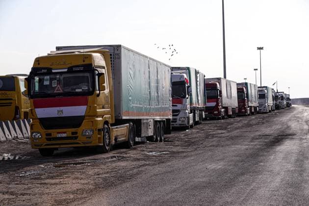 Nahostkonflikt, Hilfslieferungen überqueren Grenze von Rafah nach Gaza (231031) -- RAFAH CROSSING, Oct. 31, 2023 -- Trucks carrying relief aid line up to enter Gaza near the Egyptian side of the Rafah crossing, on Oct. 31, 2023. Hundreds of trucks carrying relief aid have waited for days at the Egyptian side of the Rafah crossing to enter the war-torn Gaza Strip, home to 2.3 million Palestinians who have been deprived of fuel, food, water and medical supplies for nearly three weeks under Israeli blockades. ) TO GO WITH Feature: Egyptian truck drivers waiting at Rafah crossing to bring aid for besieged Gazans EGYPT-RAFAH CROSSING-RELIEF AID-TRUCKS AhmedxGomaa 