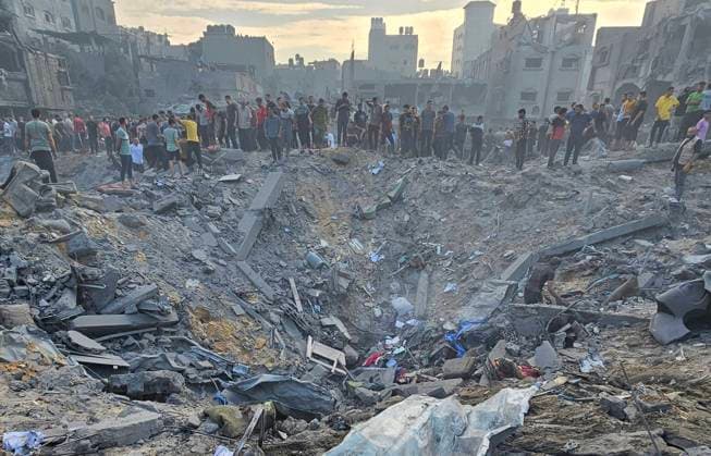 News Themen der Woche KW44 News Bilder des Tages Palestinians search for victims in the rubble after Israeli airstrikes on Jabalia refugee camp in northern Gaza, on Tuesday, October 31, 2023. Dozens of Palestinians, including children were killed in a series of Israeli airstrikes on Jabalia refugee camp, Interior Ministry spokesman said on Tuesday. Israeli attacks continue on the 25th day in Gaza.  GAZ2023103101 AnasxJamal