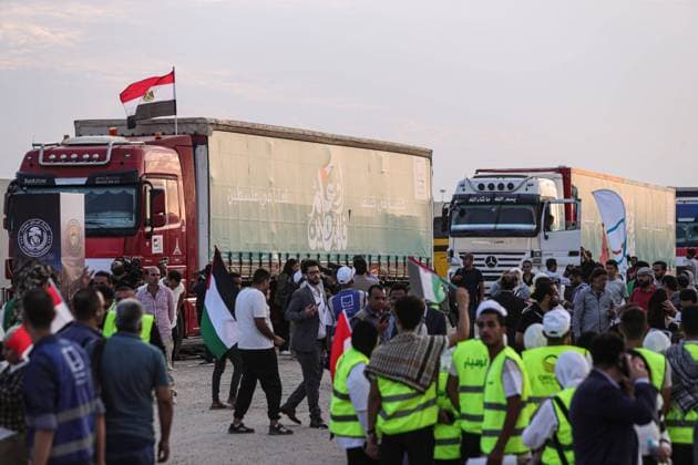 Nahostkonflikt, Hilfslieferungen überqueren Grenze von Rafah nach Gaza (231031) -- RAFAH CROSSING, Oct. 31, 2023 -- Trucks carrying relief aid line up to enter Gaza near the Egyptian side of the Rafah crossing, on Oct. 31, 2023. Hundreds of trucks carrying relief aid have waited for days at the Egyptian side of the Rafah crossing to enter the war-torn Gaza Strip, home to 2.3 million Palestinians who have been deprived of fuel, food, water and medical supplies for nearly three weeks under Israeli blockades. ) TO GO WITH Feature: Egyptian truck drivers waiting at Rafah crossing to bring aid for besieged Gazans EGYPT-RAFAH CROSSING-RELIEF AID-TRUCKS AhmedxGomaa 