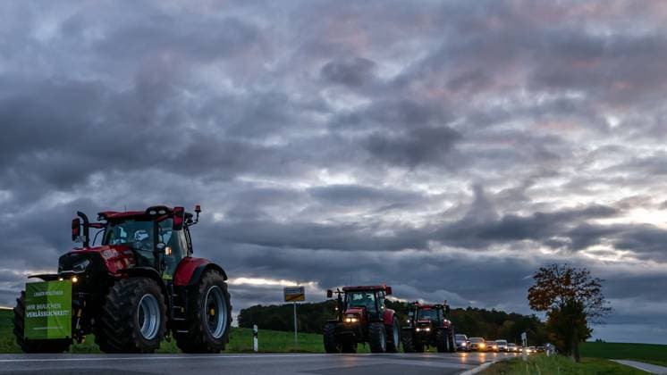 News Themen der Woche KW44 News Bilder des Tages 1.11.2023, Deutschland, Sachsen, Bautzen: Bauernprotest - Landwirte fahren mit Traktoren von Bautzen nach Dresden zum Protest vor dem Ministerium. Weil Sachsen die EU-Agrarförderung aufgrund von IT-Problemen nicht wie gewohnt bis Jahresende auszahlen kann, wollen die Bauern ihrem Ärger Luft machen. Im Bild die Traktoren bei Göda. *** 1 11 2023, Germany, Saxony, Bautzen farmers protest Farmers drive with tractors from Bautzen to Dresden to protest in front of the Ministry Because Saxony can not pay the EU agricultural subsidies as usual until the end of the year due to IT problems, the farmers want to vent their anger In the picture the tractors near Göda
