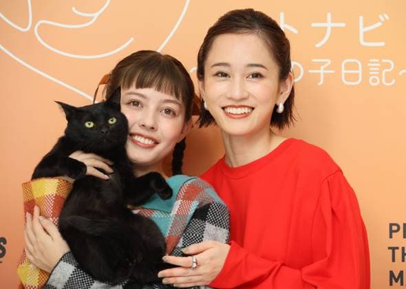 Bilder des Jahres 2023, Entertainment 11 November Entertainment Themen der Woche KW44 Entertainment Bilder des Tages November 1, 2023, Tokyo, Japan - Japanese actress Atsuko Maeda (R) and model Nana Kato attend a promotional event of the smartphone app of healthcare and entertainment for cats and dogs Petnavi in Tokyo on Wednesday, November 1, 2023. (photo by Yoshio Tsunoda AFLO)  , aflo_234284088.jpg,
